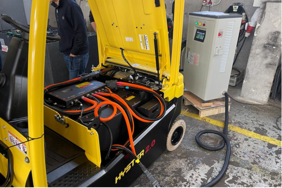 ROYPOW Lithium Battery Training at Hyster Czech Republic A Step Forward in Forklift Technology-0